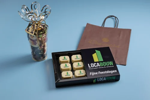 Cadeautasje met logobonbons en Kerstcornet