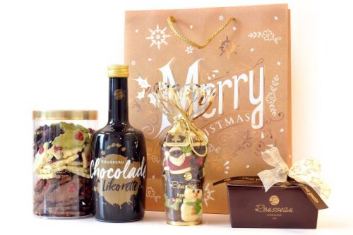 Cadeautas middel met silo hulstblaadjes, likorette, bonbons en Kerstcornet