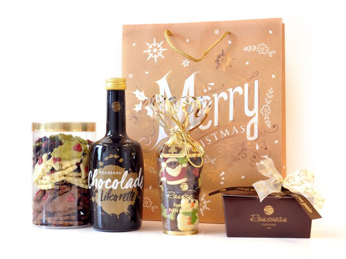 Cadeautas middel met silo hulstblaadjes, likorette, bonbons en Kerstcornet