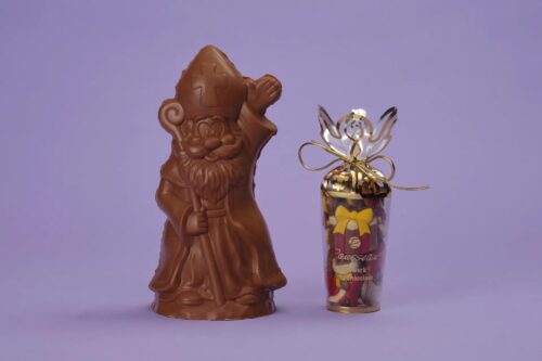Sinterklaas holfiguur met cornet Sintchocolade