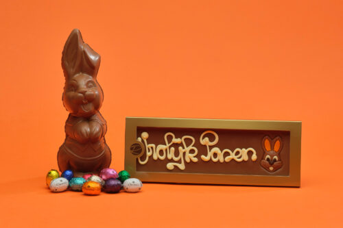 Pakket Paashaas, tablet Vrolijk Pasen en 12 bonbon eitjes