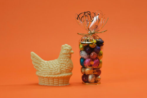 Paaskip met grote cornet bonbon-eitjes