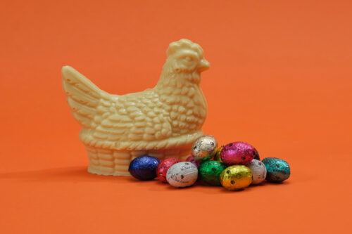 Paaskip met bonbon-eitjes